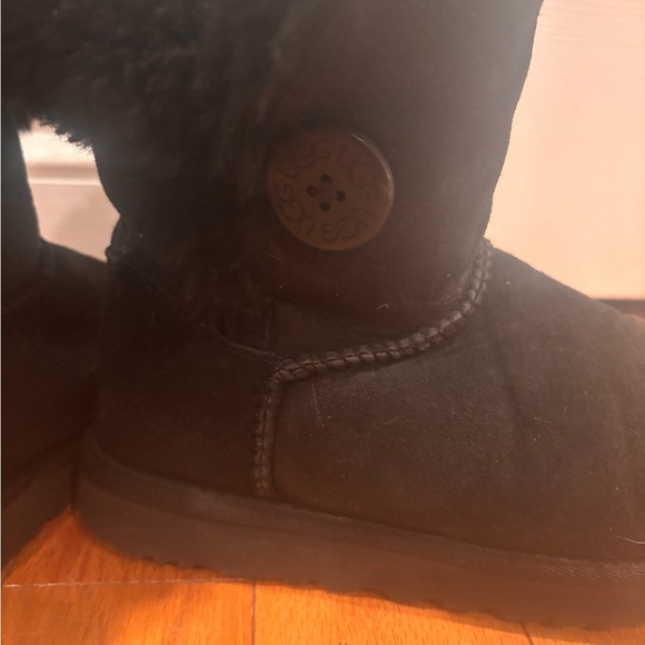 Preowned Ugg Women's Bailey Button Sheepskin Boot Size 6 - Picture 2 of 7